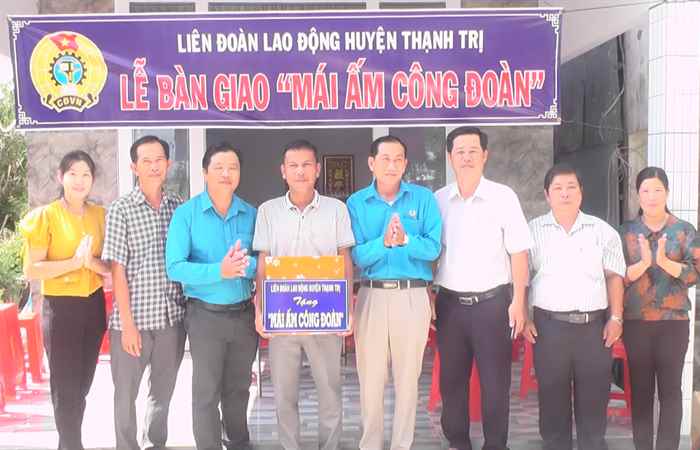 Thạnh Trị: Liên đoàn lao động bàn giao nhà mái ấm công đoàn
